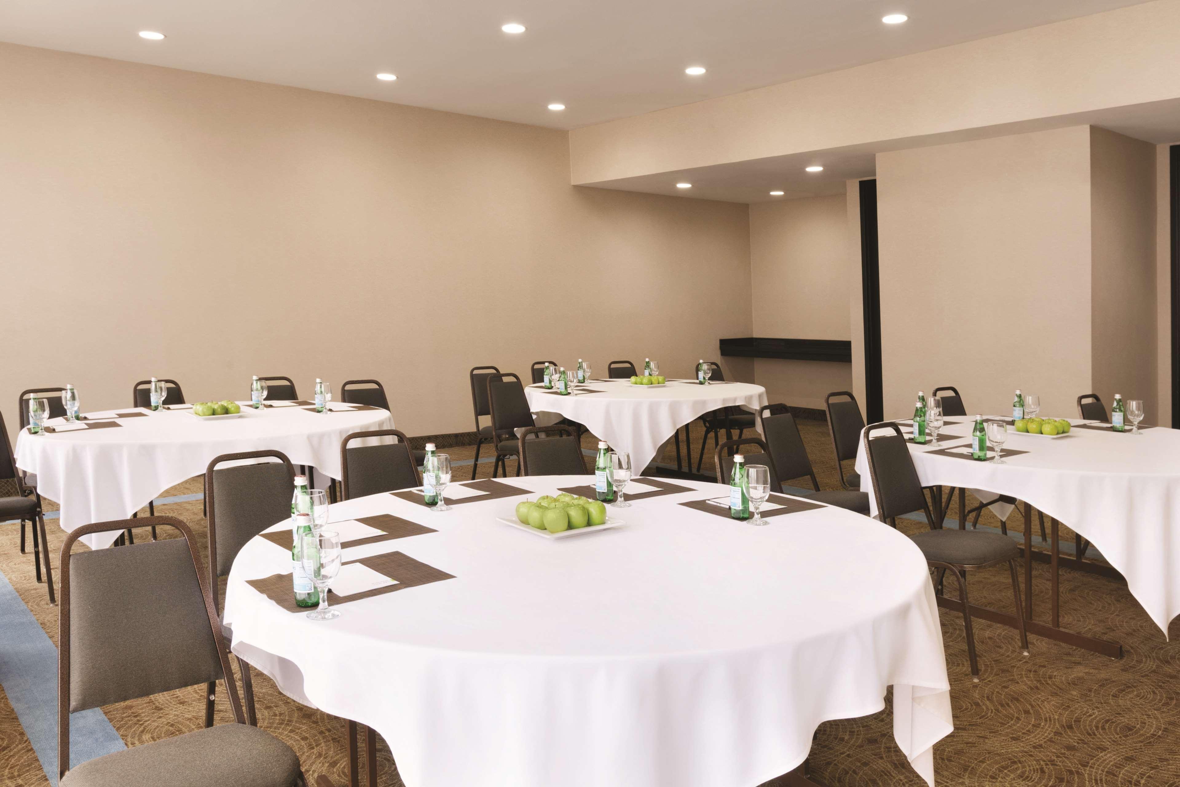 Radisson Conference Center 3* Fresno